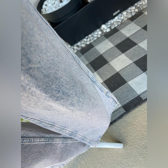 NA-KD FASHION MID-RISE WIDE LEG OVERSIZED JEANS WITH SLITS IN BLUE- PINK COLOR - Picture 8 of 17